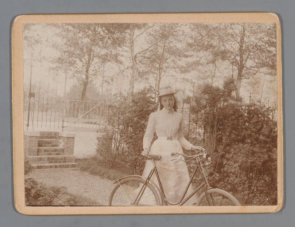 Portret van een onbekende vrouw met een fiets in een tuin (c. 1890 - c. 1905) by anonymous