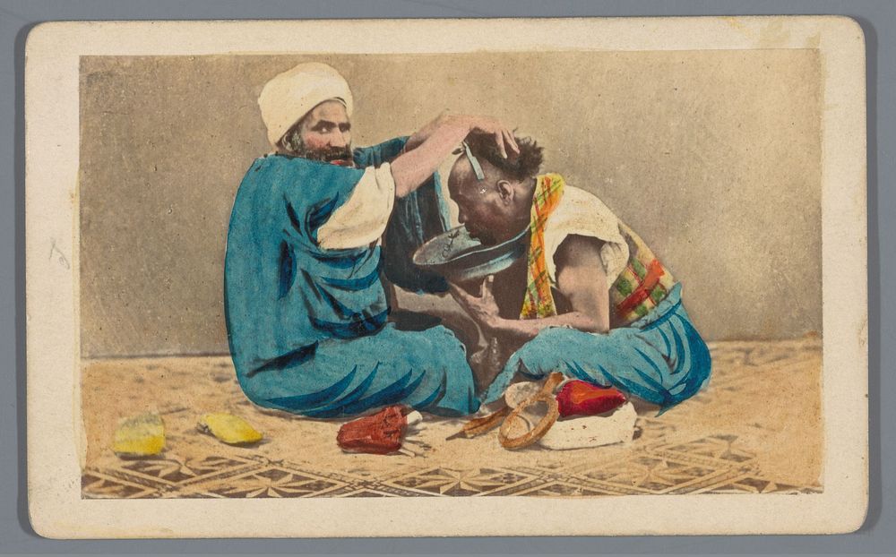 Kapper wast het haar van een klant (1863 - 1869) by Wilhelm Hammerschmidt