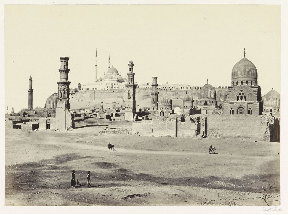 Gezicht op het zuidelijk deel van de necropolis in Caïro (in or after 1856 - in or before c. 1862) by Francis Frith