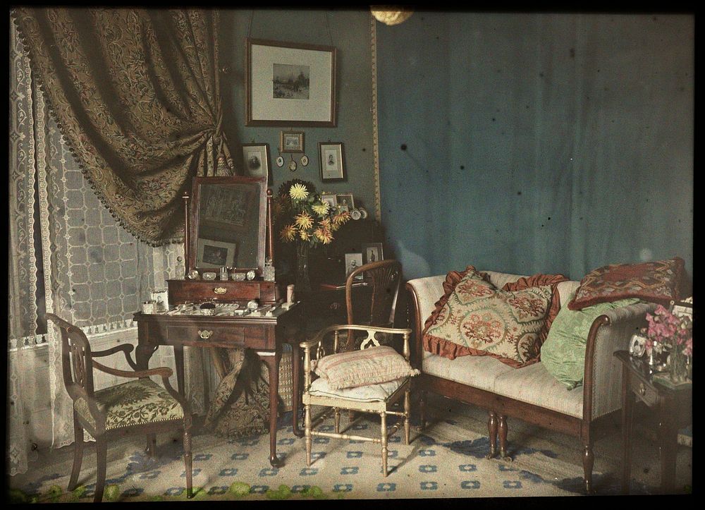 Vrouwenkamer met toilettafel en sofa (1915 - 1925) by anonymous