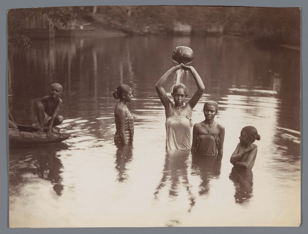 Badende vrouwen en kinderen, Ceylon (1870 - 1890) by anonymous