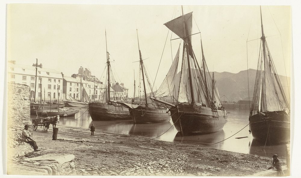 Schepen in een haven, mogelijk Saint Peter Port in Guernsey (1880 - 1905) by anonymous and Carl Frederick Musans Norman