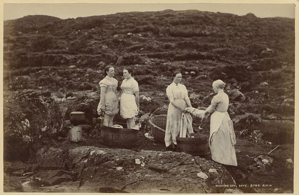 Vier onbekende vrouwen met tobbes en wasgoed op Skye (1860 - 1880) by George Washington Wilson