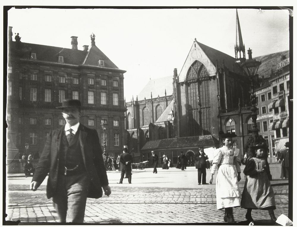 Gezicht op de Dam in Amsterdam (c. 1890 - c. 1910) by George Hendrik Breitner and Harm Botman