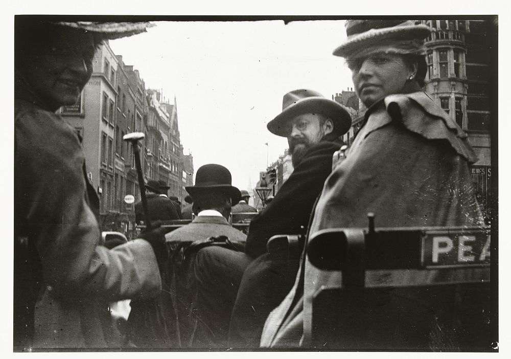 George Breitner en Marius Bauer in een rijtuig in Londen (c. 1897 - c. 1910) by George Hendrik Breitner and Harm Botman