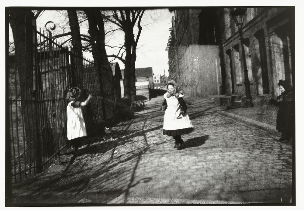 Kinderen spelend voor ingang Breitners atelier op Prinseneiland in Amsterdam (c. 1890 - c. 1910) by George Hendrik Breitner…