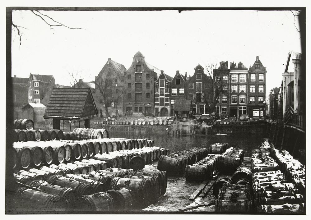Gezicht op de Teertuinen op het Prinseneiland in Amsterdam (c. 1890 - c. 1910) by George Hendrik Breitner and Harm Botman