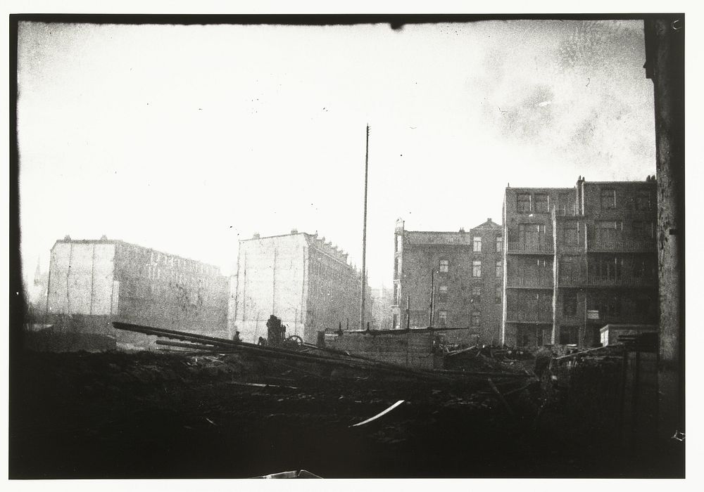 Nieuwbouw langs het Jacob van Lennepkanaal in Amsterdam (c. 1890 - c. 1910) by George Hendrik Breitner and Harm Botman