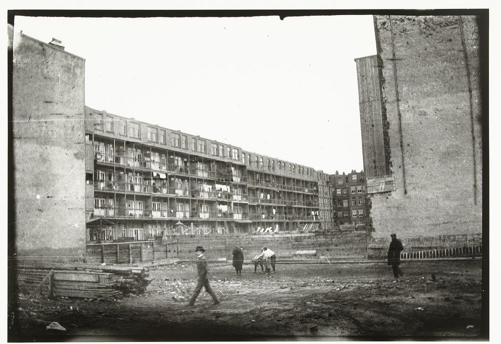 Nieuwbouw aan de Overtoom in Amsterdam (c. 1890 - c. 1910) by George Hendrik Breitner and Harm Botman