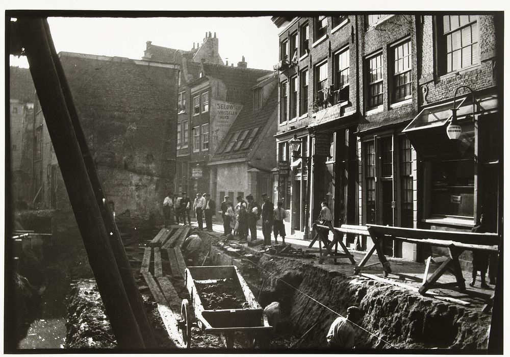 Bouwvakkers in en op een bouwput aan de Nieuwendijk in Amsterdam (c. 1890 - c. 1910) by George Hendrik Breitner and Harm…