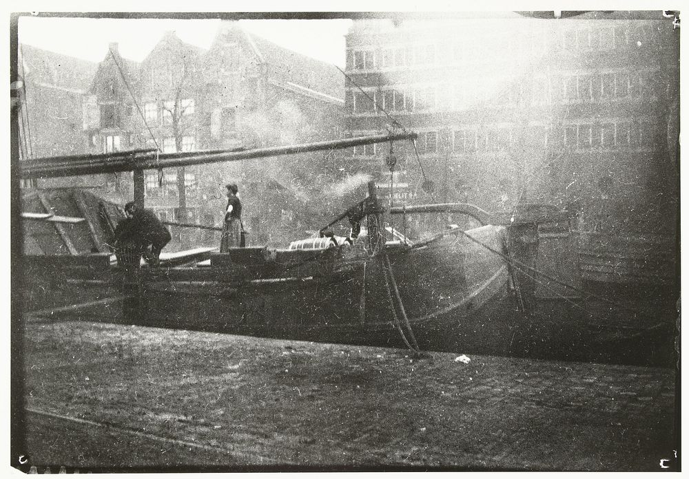 Gouvernementspakhuizen aan de Brouwersgracht in Amsterdam (c. 1890 - c. 1910) by George Hendrik Breitner and Harm Botman