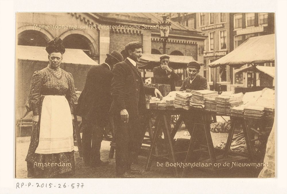 De boekenkraam van David Boekbinder op de Nieuwmarkt (1910) by anonymous, anonymous and Berg Co