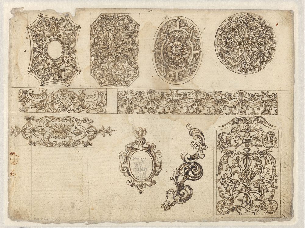 Studieblad met voorwerpen van edelsmeedkunst en ornamentele patronen (c. 1725) by anonymous