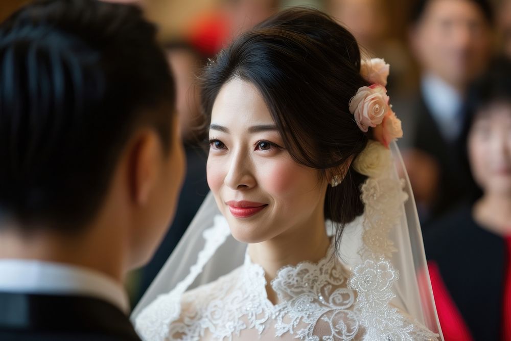 East Asian wedding fashion dress bride.