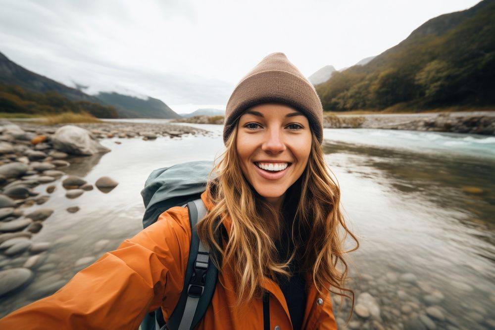 Influencer selfie adventure smiling.