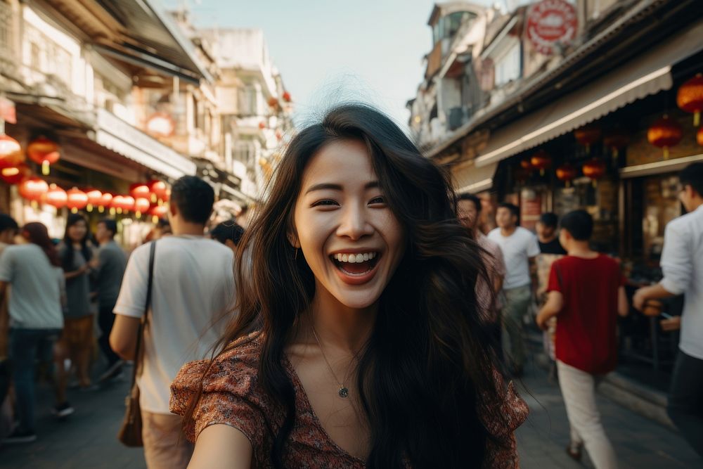 Influencer laughing smiling travel.