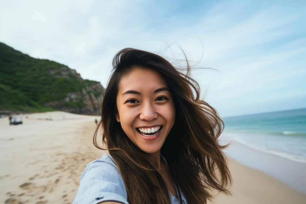Influencer selfie beach laughing.
