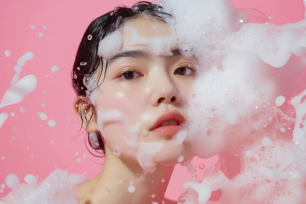 Japanese women foam face hairstyle.