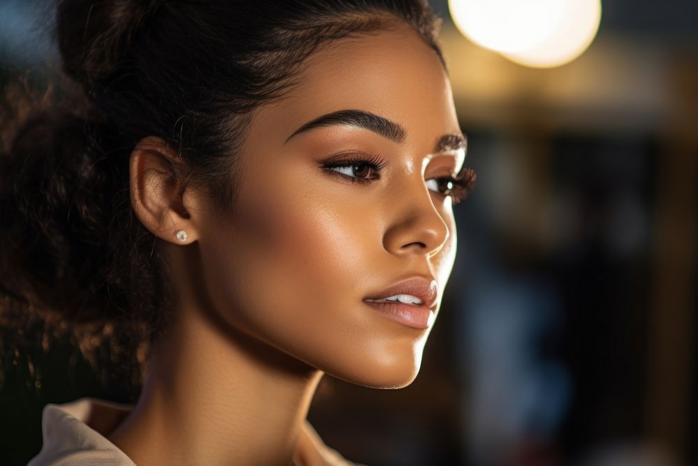 Multiracial woman doing her makeup | Premium Photo - rawpixel