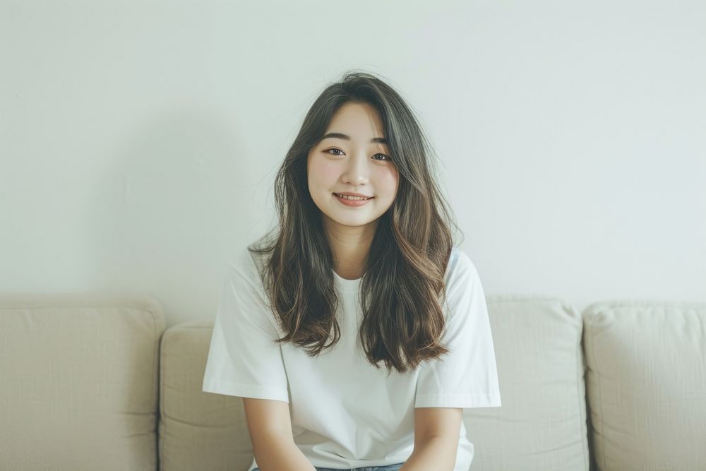 Korean female smiling smile contemplation.