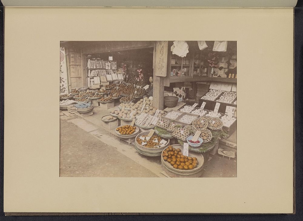 Uitstalling van etenswaren bij een winkel (c. 1887 - in or before 1897) by anonymous and anonymous