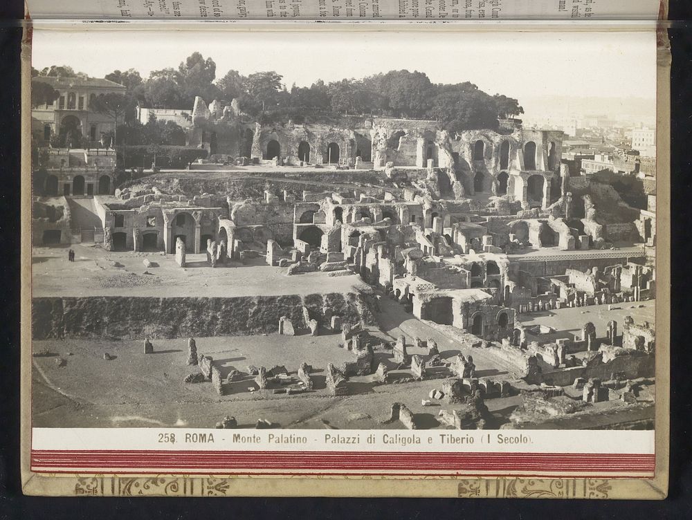 Ruïne van de Domus Tiberiana op de Palatijn te Rome (c. 1895 - c. 1915) by anonymous