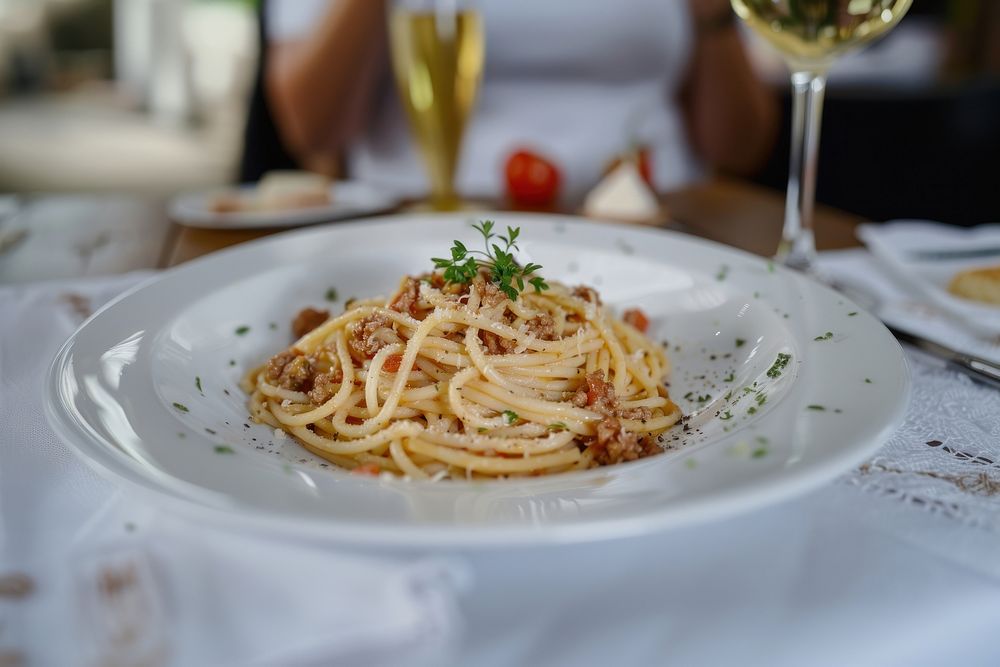 Paghettis bolognaise maison spaghetti pasta plate.