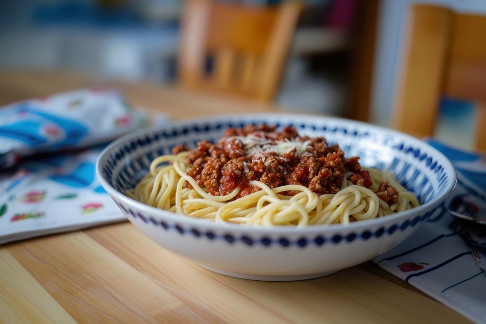 Paghettis bolognaise maison spaghetti pasta plate.