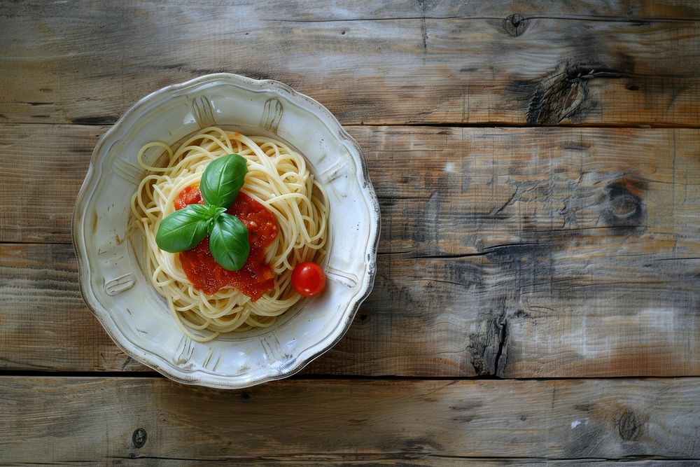 Spaghetti on bowl tomato pasta plate.