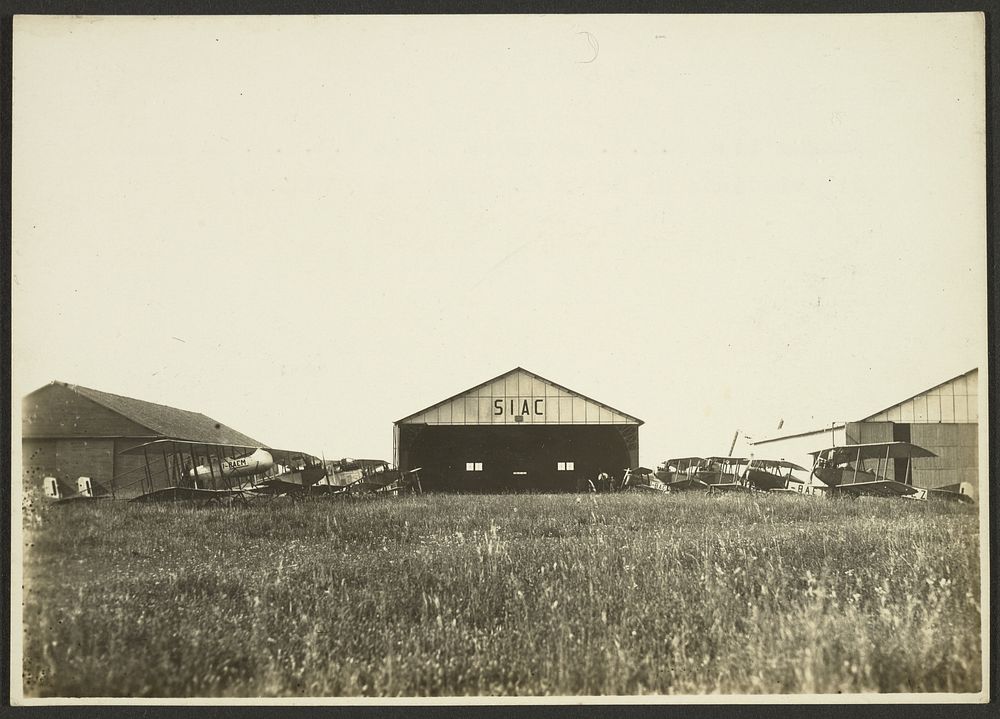 Hangar tipo B.B.B. occupato dalla S.I.A.C. al campo di aviazione di Sesto S. Giovanni (Milano) by Fédèle Azari