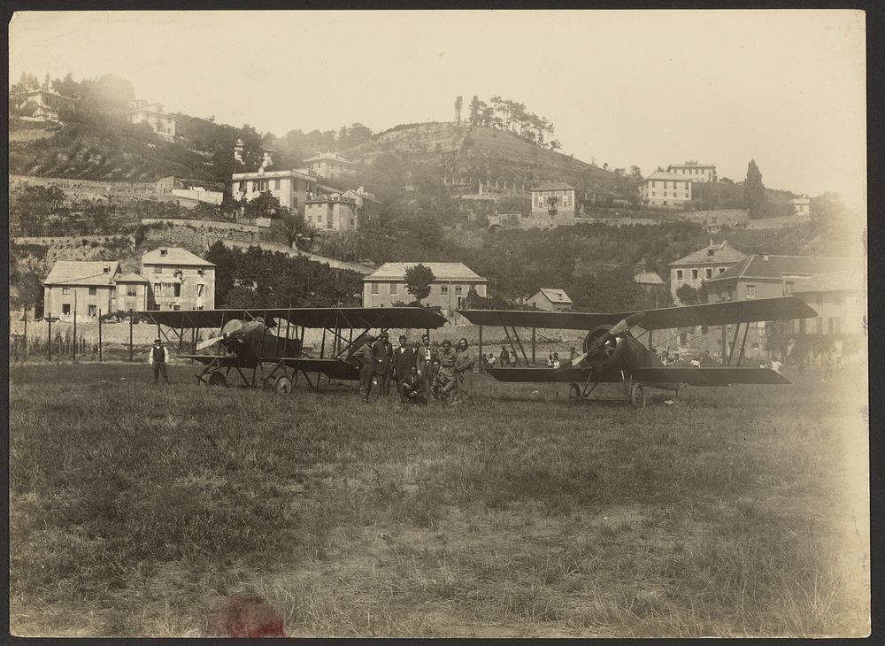 Group portrait between two airplanes by Fédèle Azari