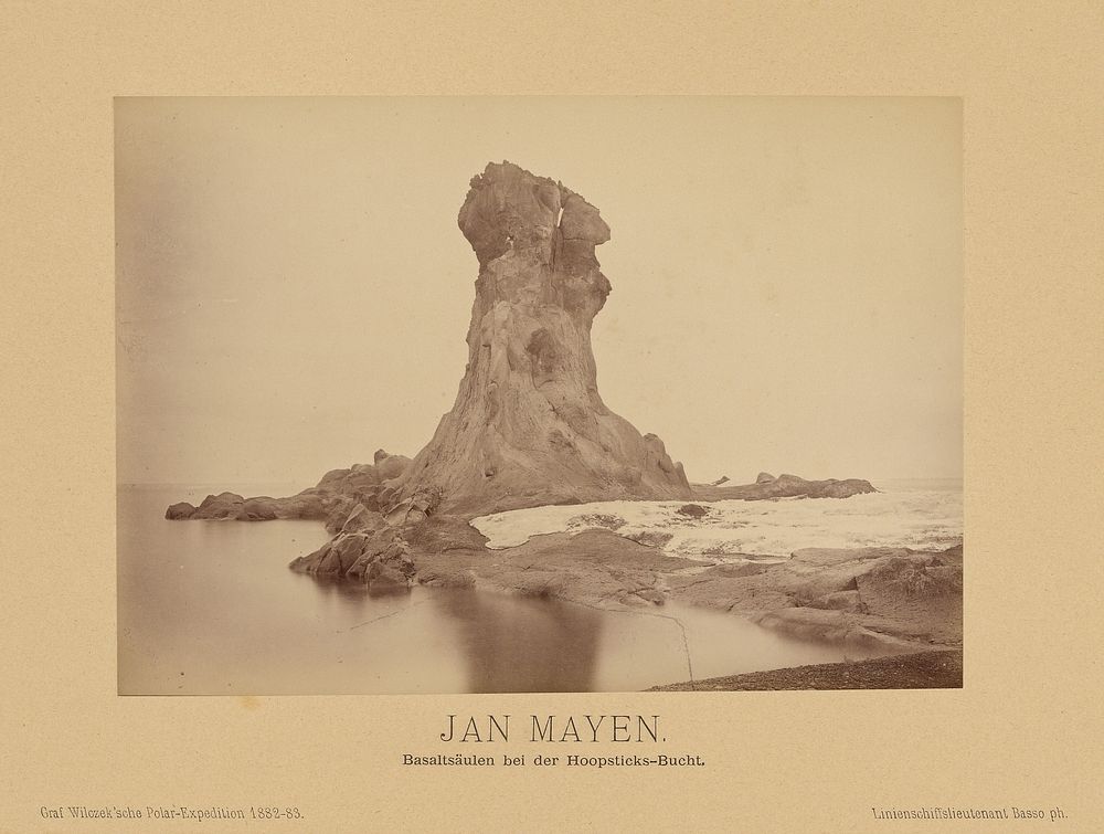 Jan Mayen, Basaltsaulen bei der Hoopsticks-Bucht by Linienschiffs Lieutenant Richard Basso