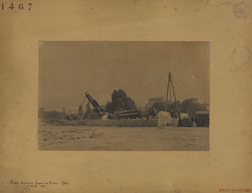 Setting up of the first legs of the tower, pier 2 by Albert Broise