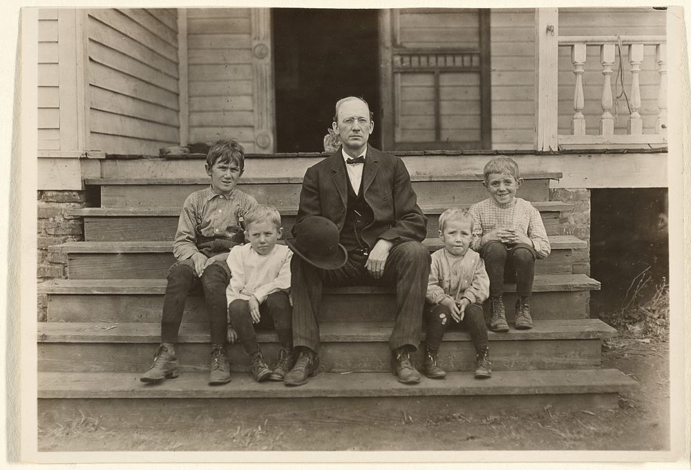 Mr. Smith, Overseer at Wylie Mill, With four children, Chester, South Carolina by Lewis W Hine