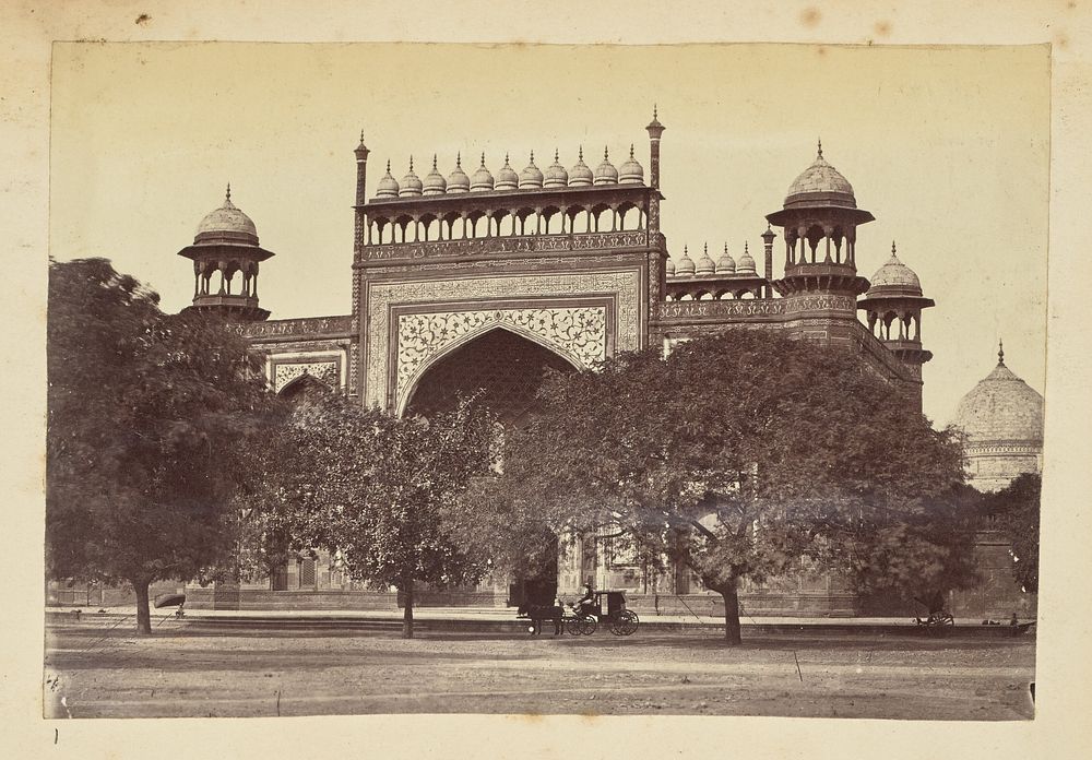 The Darwaza-i-rauza at the Taj Mahal