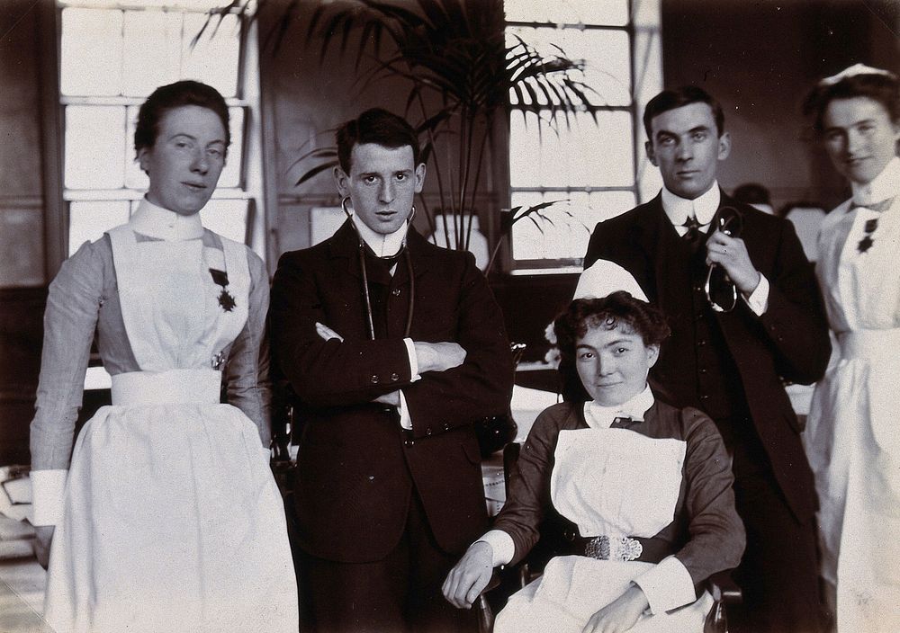 Charing Cross Hospital: staff portrait. Photograph, 1904.