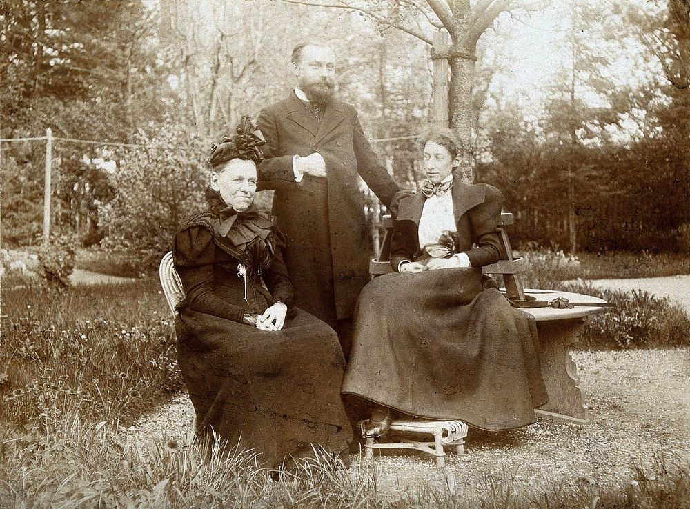 Frederick Belding Power, Frau (Louise) Flückiger and Marie Flückiger. Photograph, 1897.