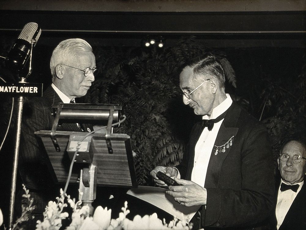 N.H. Swellengrebel receiving the Laveran Prize from Rolla Dyer. Photograph, 1948.