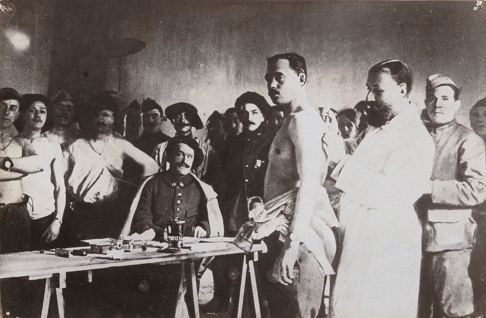 Anti-typhoid vaccination in World war I. Photograph.