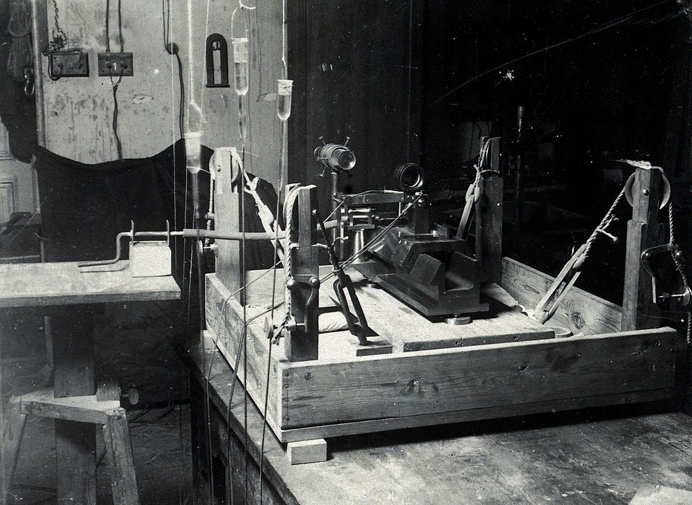 Fabry and Perot electrical equipment: the interferometer. Photograph, 1900.