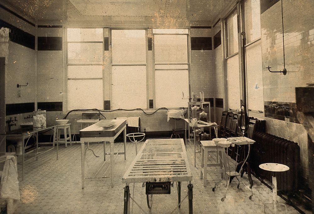 Glasgow Royal Infirmary, Scotland: the Bellahouston surgical theatre; interior. Photograph, ca. 1910.