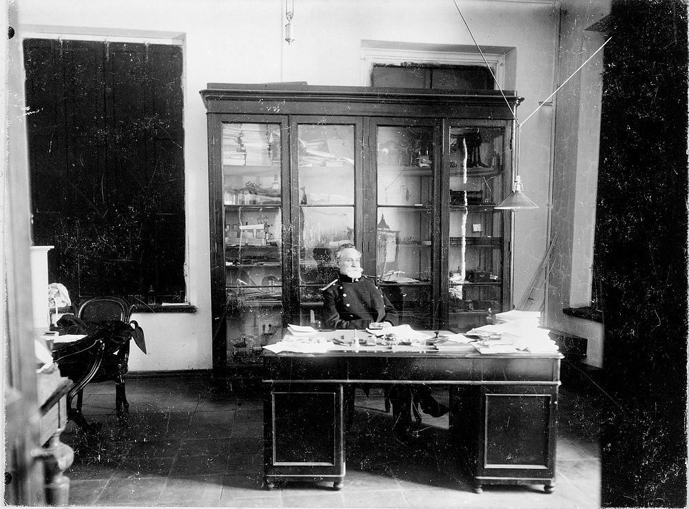 I.P. Pavlov at his desk in the Imperial Military Medical Academy, St Petersburg. Photograph, 1904.