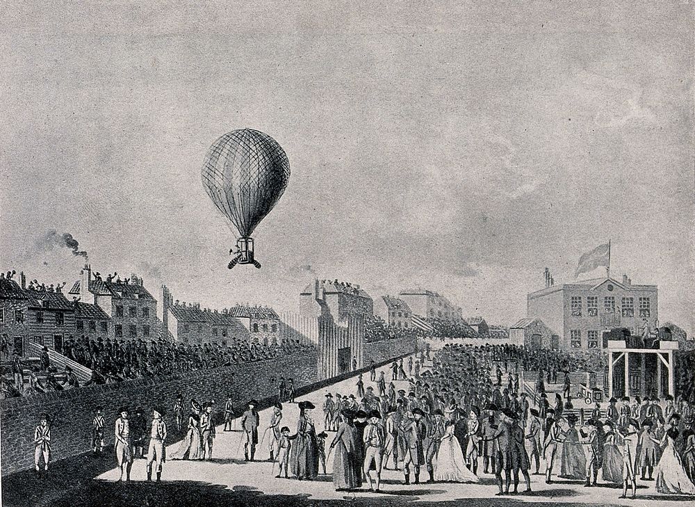 Honourable Artillery Company ground, London: people gather in the streets and on roof tops to watch the Lunardi hydrogen…