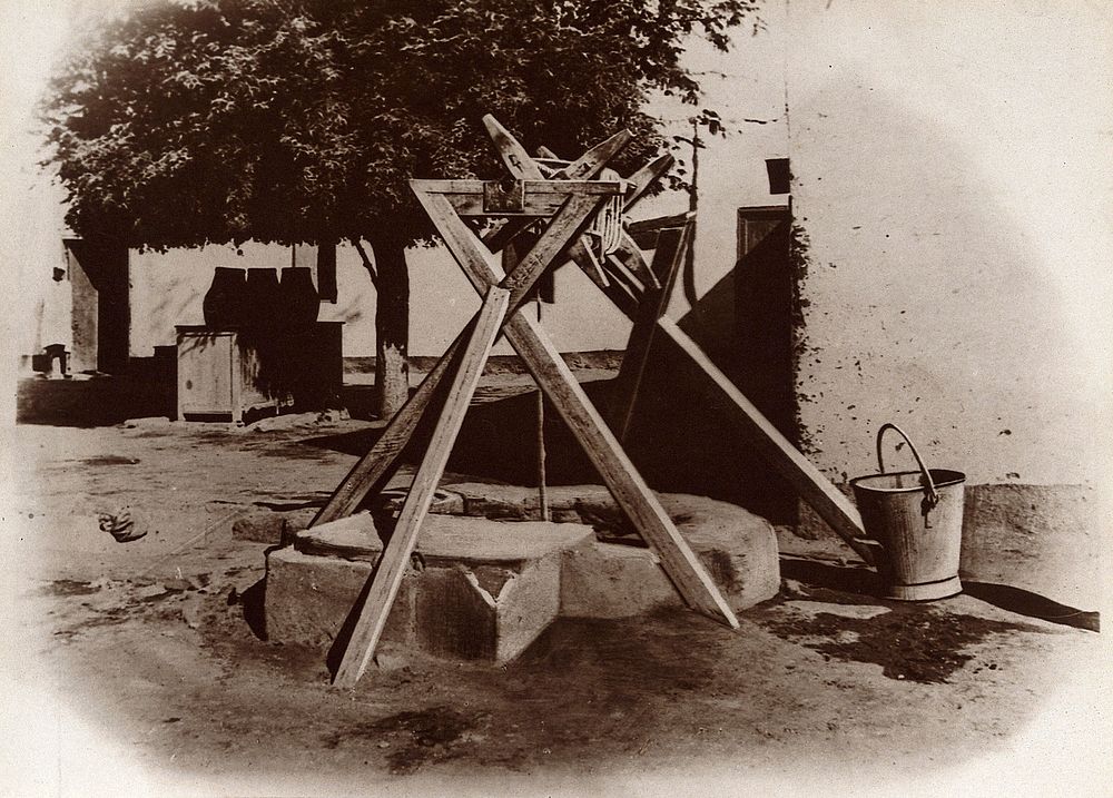 Shallow well, with zeers (large clay water pots) in the background, Khartoum, Sudan. Photograph, 1903/1913.