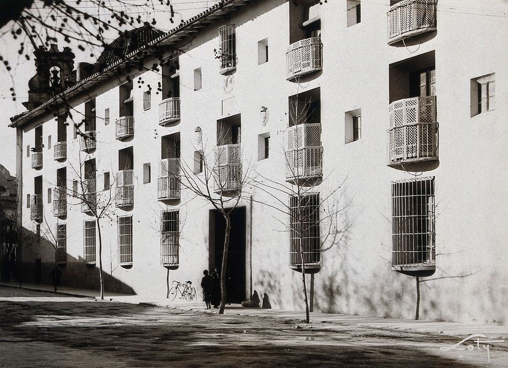 Hospital Civil de Oliver, Gandia: exterior. Photograph, ca.1900.