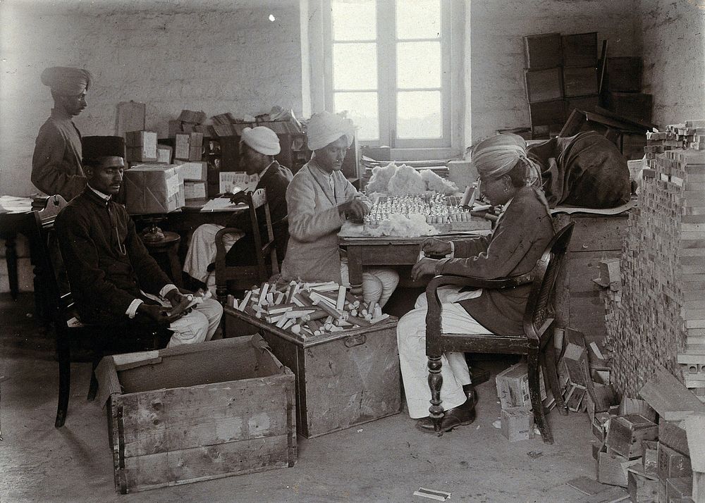 Indian  staff packing medical supplies. Photograph, 1900/1920 .