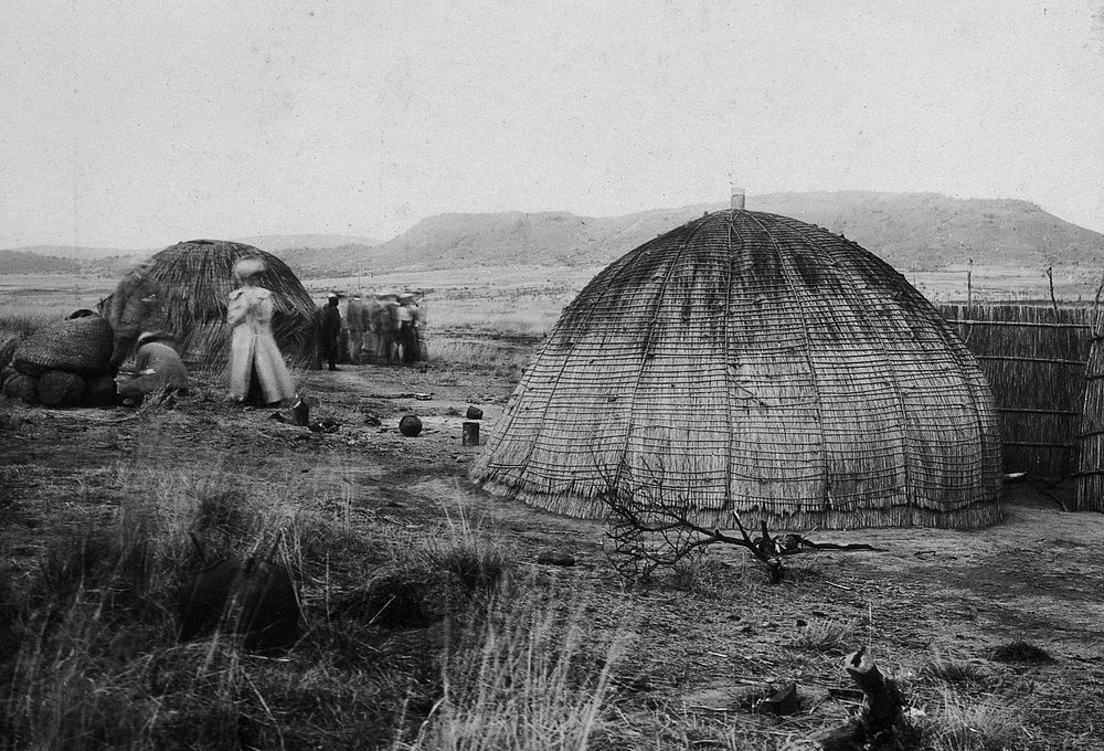 Colenso, South Africa: African kraal huts. Photograph by Hon. Geoffrey L. Parsons, 1905.