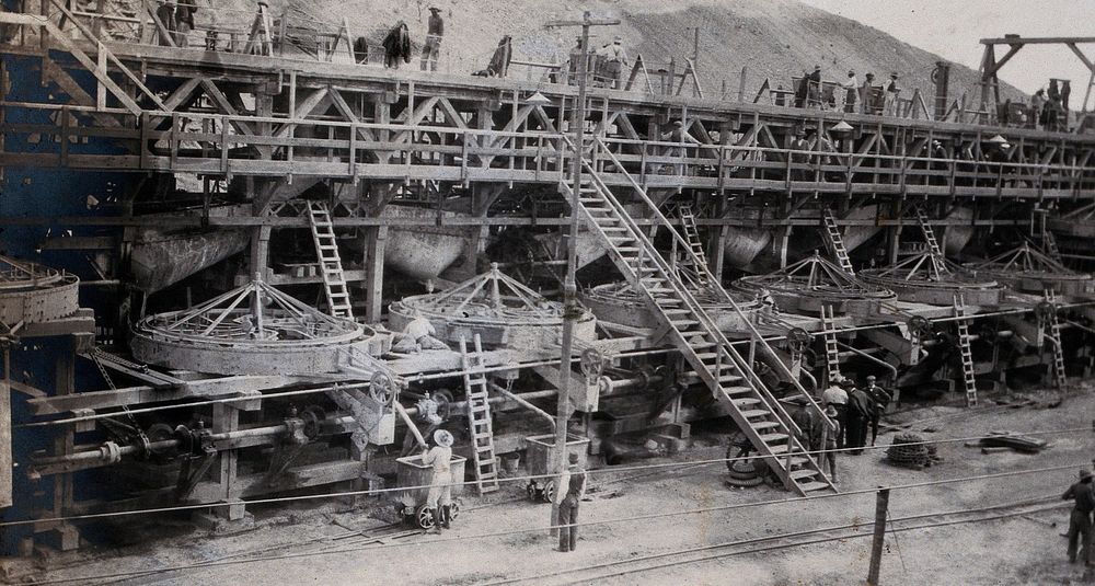 South Africa: a pulsator machine at the Wesselton diamond mine. Photograph by A.B. Macallum, 1905.