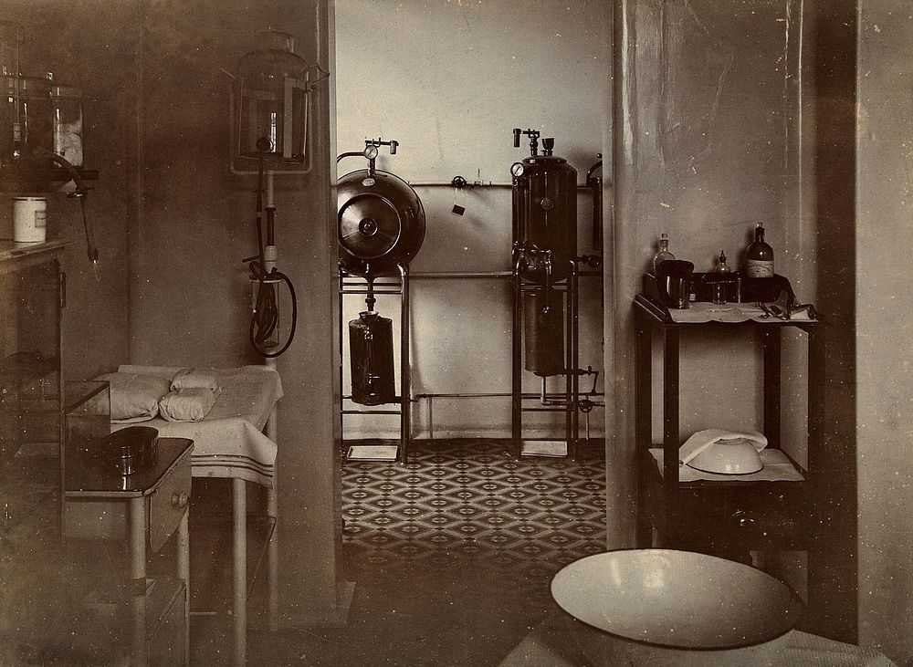 Wotton Lodge, Gloucester: operating theatre and sterilizing room. Photograph, ca. 1909.