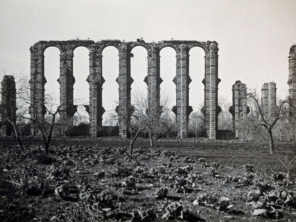 Roman aqueduct, Merida, near Badajoz, Spain. Photograph Foto Aida, 1910/1936.